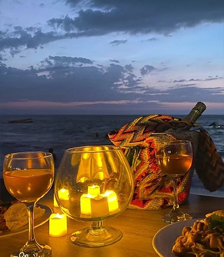 Cena romántica frente al mar